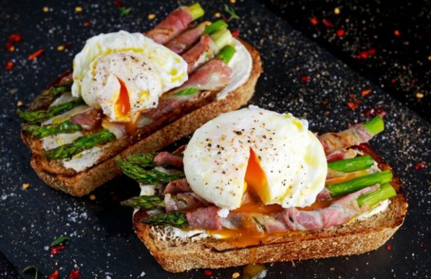 Bruschetta con asparagi, bacon & egg