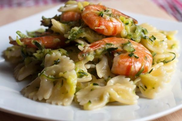 Farfalle con gamberi e zucchine