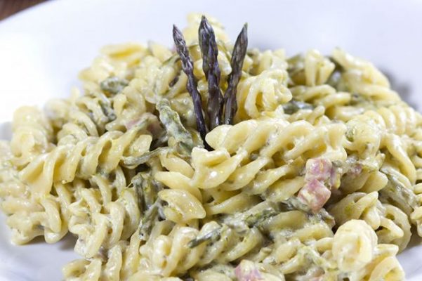 Fusilli con asparagi e prosciutto cotto