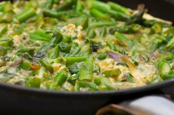 Uova strapazzate con asparagi e scalogno