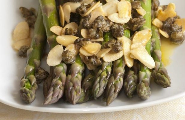 Asparagi con mandorle e capperi