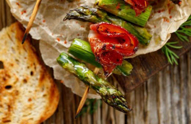 Spiedini di asparagi e speck