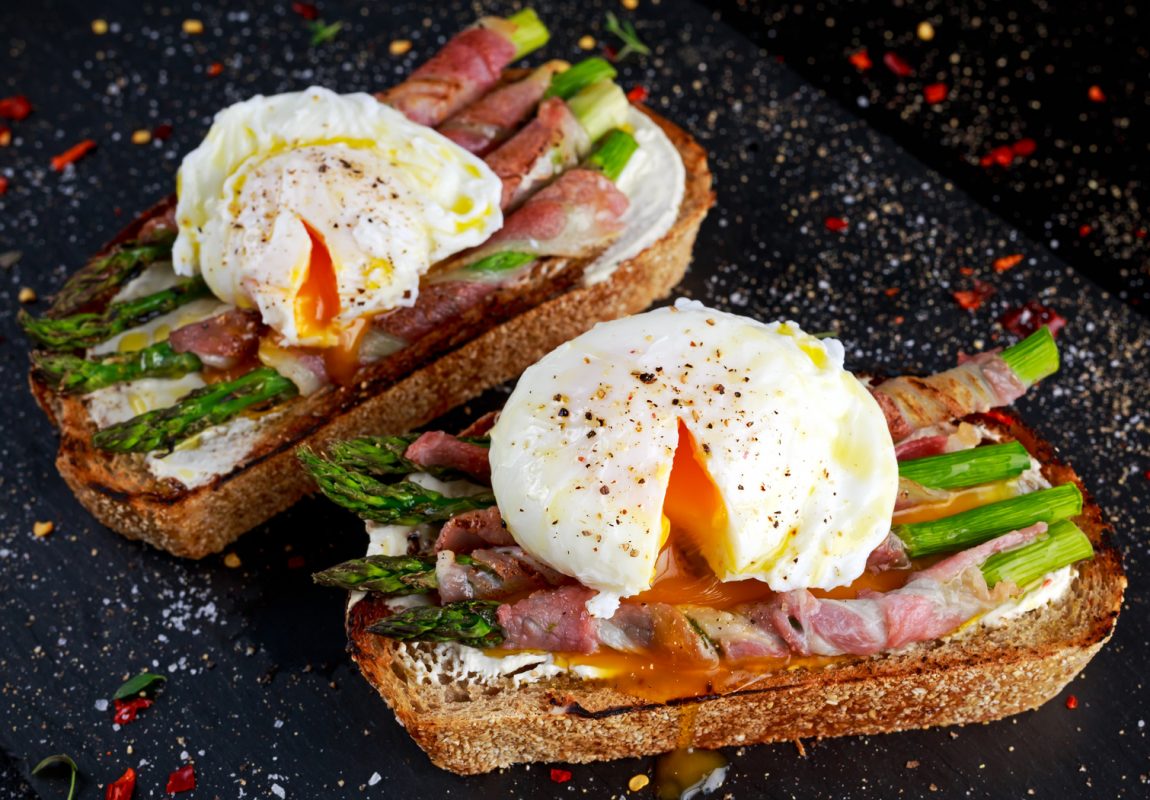 Bruschetta con asparagi, bacon & egg