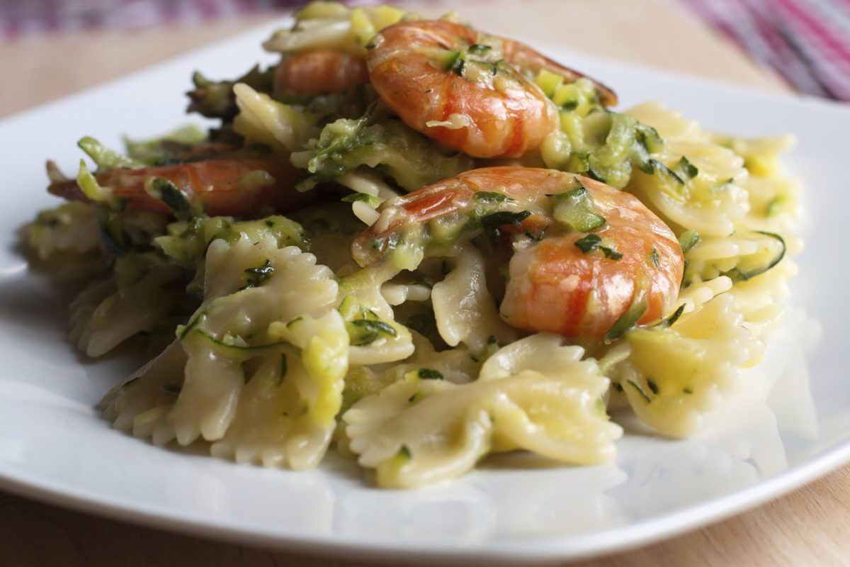 Farfalle con gamberi e zucchine