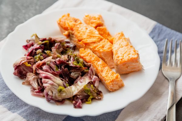 Filetto di salmone con radicchio mandorle e aceto di mele