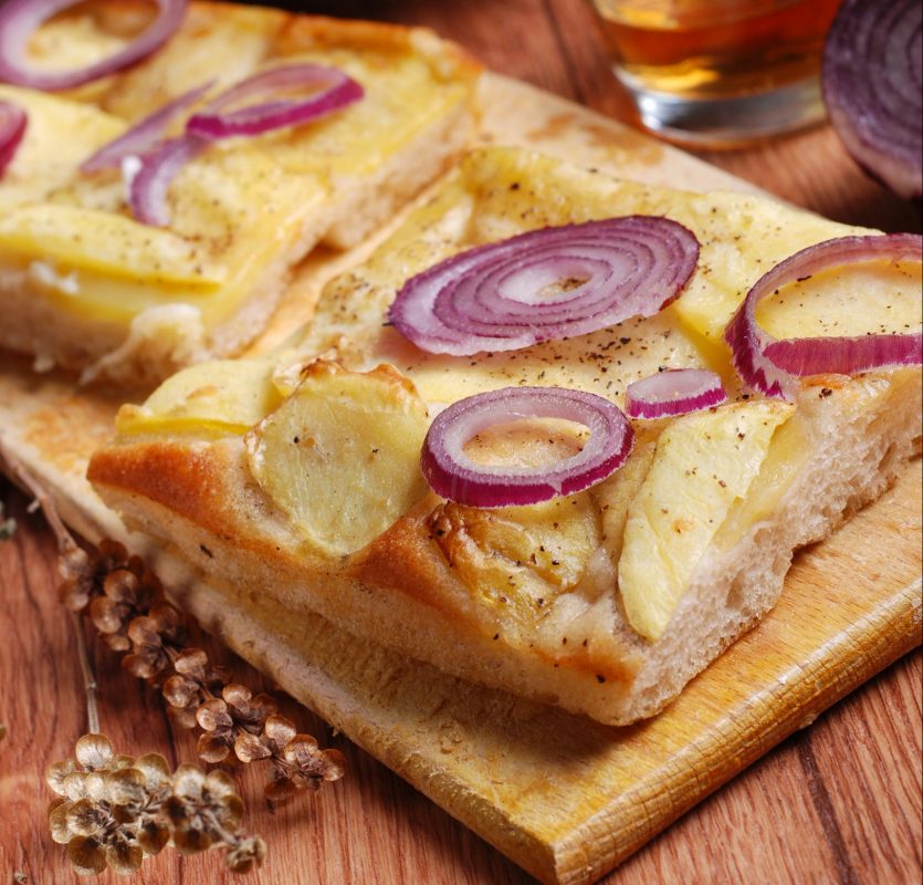 Focaccia con patate e cipolle