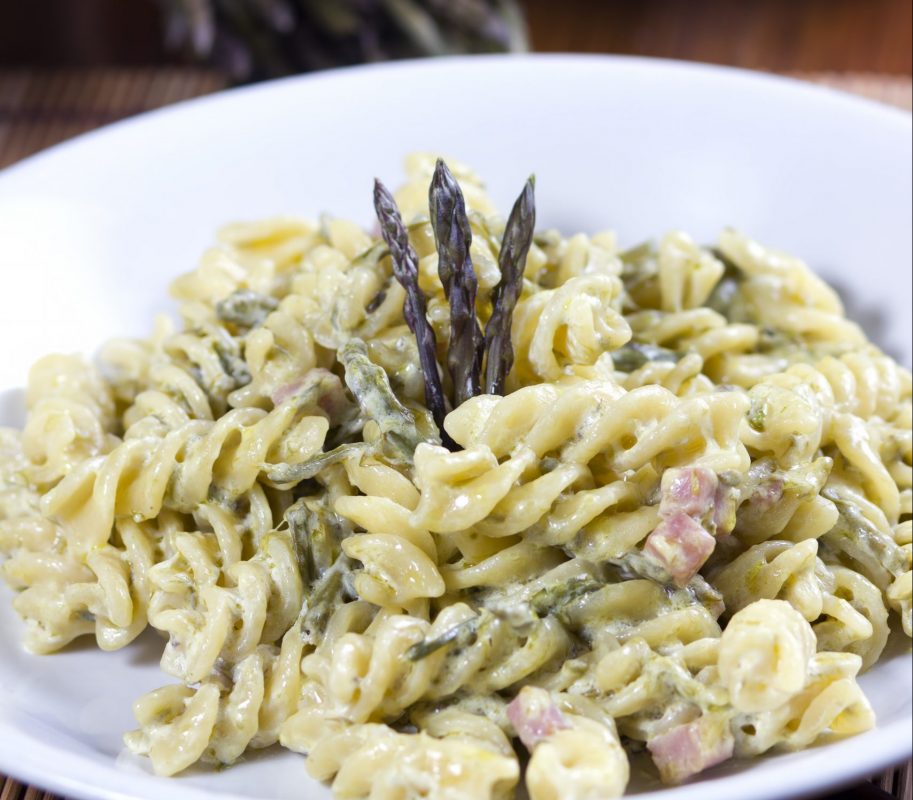 Fusilli con asparagi e prosciutto cotto