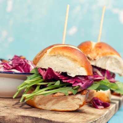 Mini burger con pollo, radicchio, rucola e cipolla